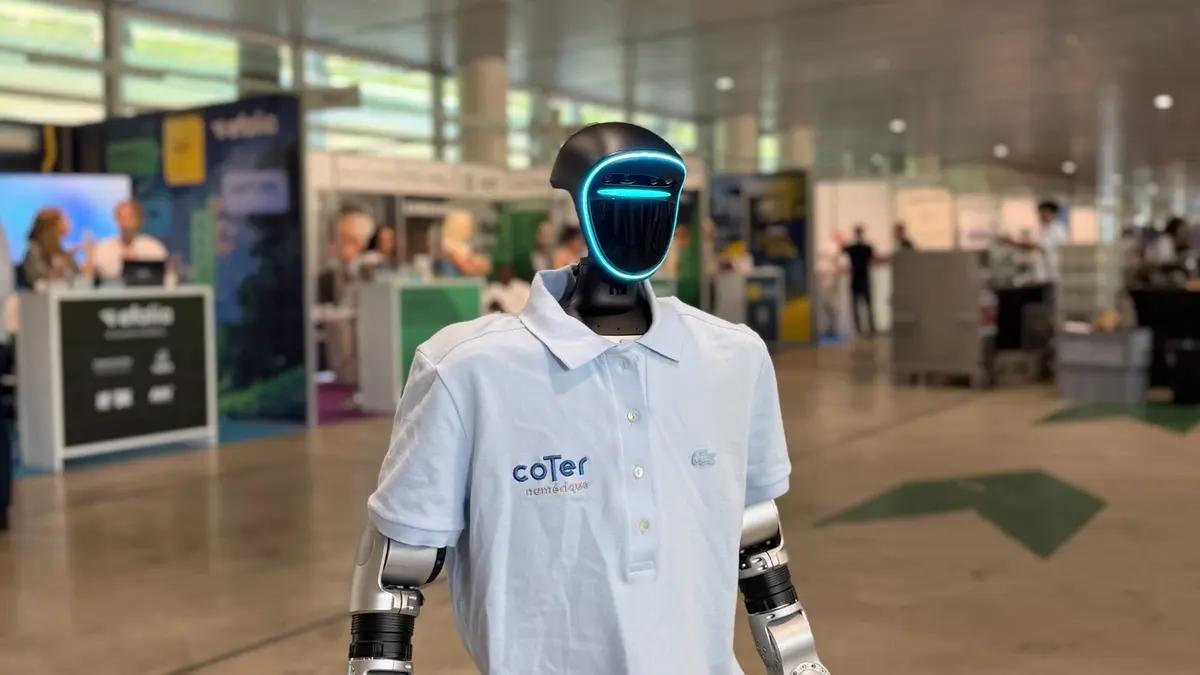 LéoBot, robot humanoïde de Libella Robotics, évolue dans un hall de salon professionnel lors d'une prestation événementielle.
