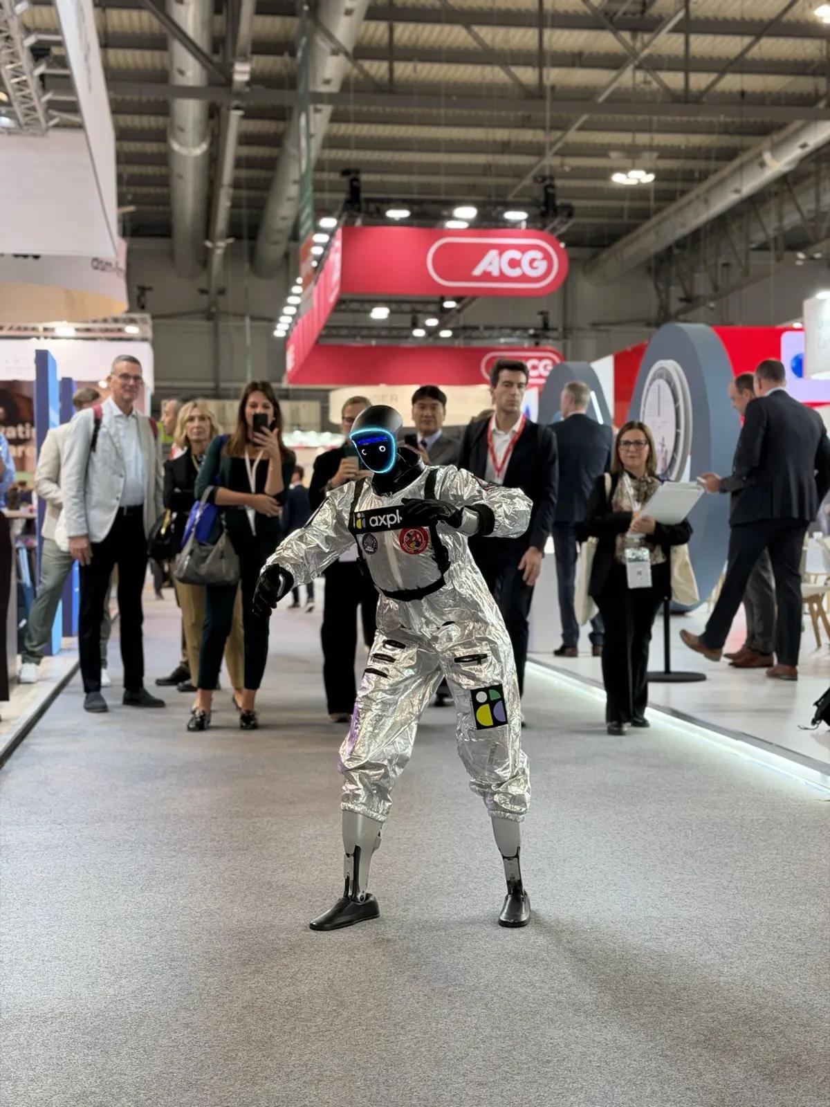 Robot humanoïde Unitree G1 : Salon CPHI Milan, visiteurs qui filment