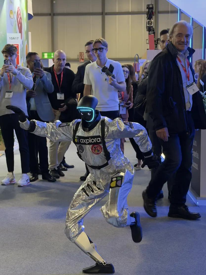 Des visiteurs du salon CPHI Milan 2026 filment LeoBot qui danse