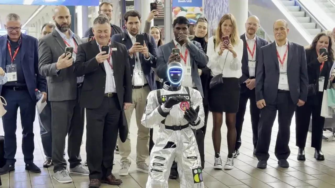 Une rangée de visiteurs filme LeoBot avec leurs smartphones au salon CPHI Milan 2026