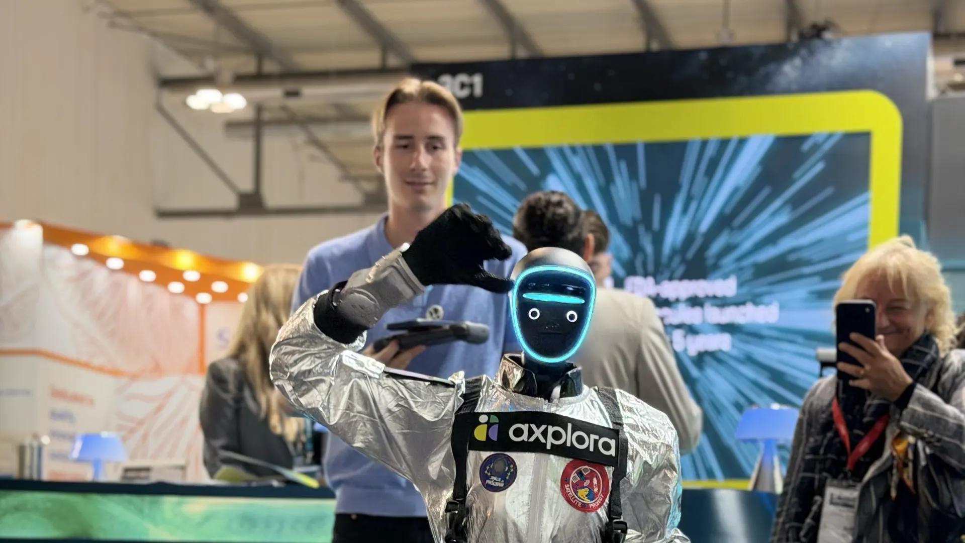 Un opérateur de Libella Robotics, manette en main, pilote LeoBot sur le stand d'un exposant au salon CPHI Milan 2026