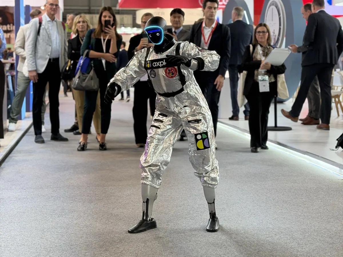 LeoBot, robot humanoïde Unitree G1, danse dans une allée du salon CPHI Milan 2026 devant des visiteurs qui le filment