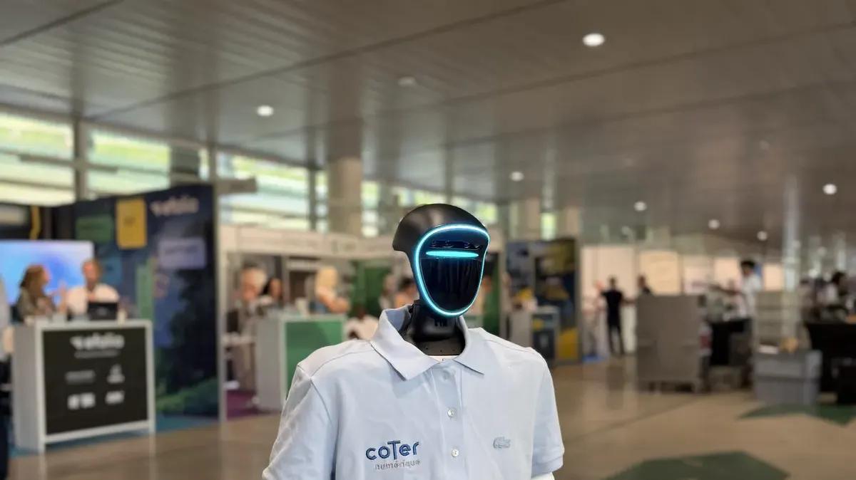 Le robot humanoïde Unitree G1 en polo aux couleurs de l'organisateur, dans le hall d'un congrès à Reims