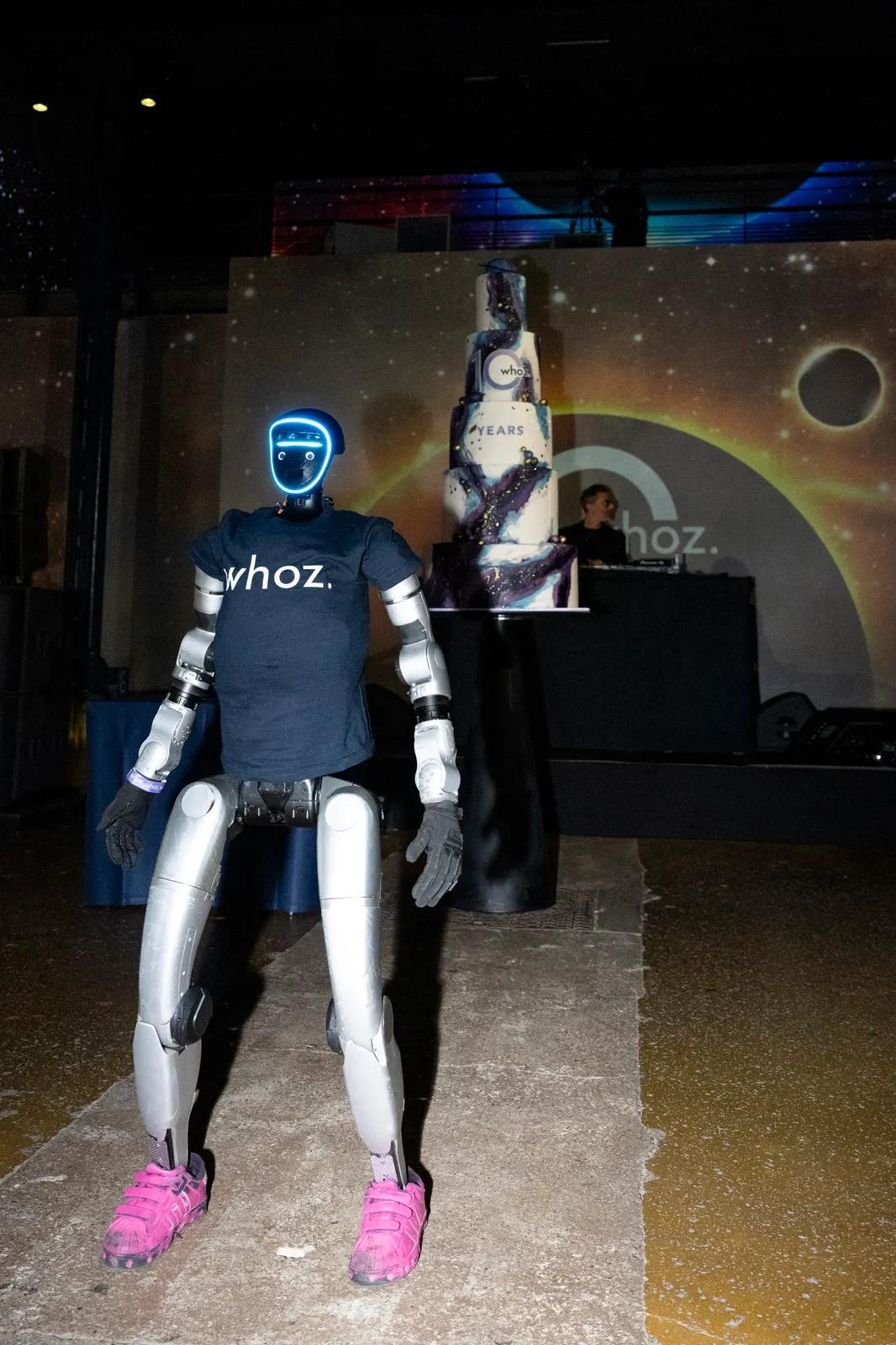 Robot humanoïde Unitree G1 habillé aux couleurs du client lors d'une soirée d'entreprise à l'Atelier des Lumières, Paris