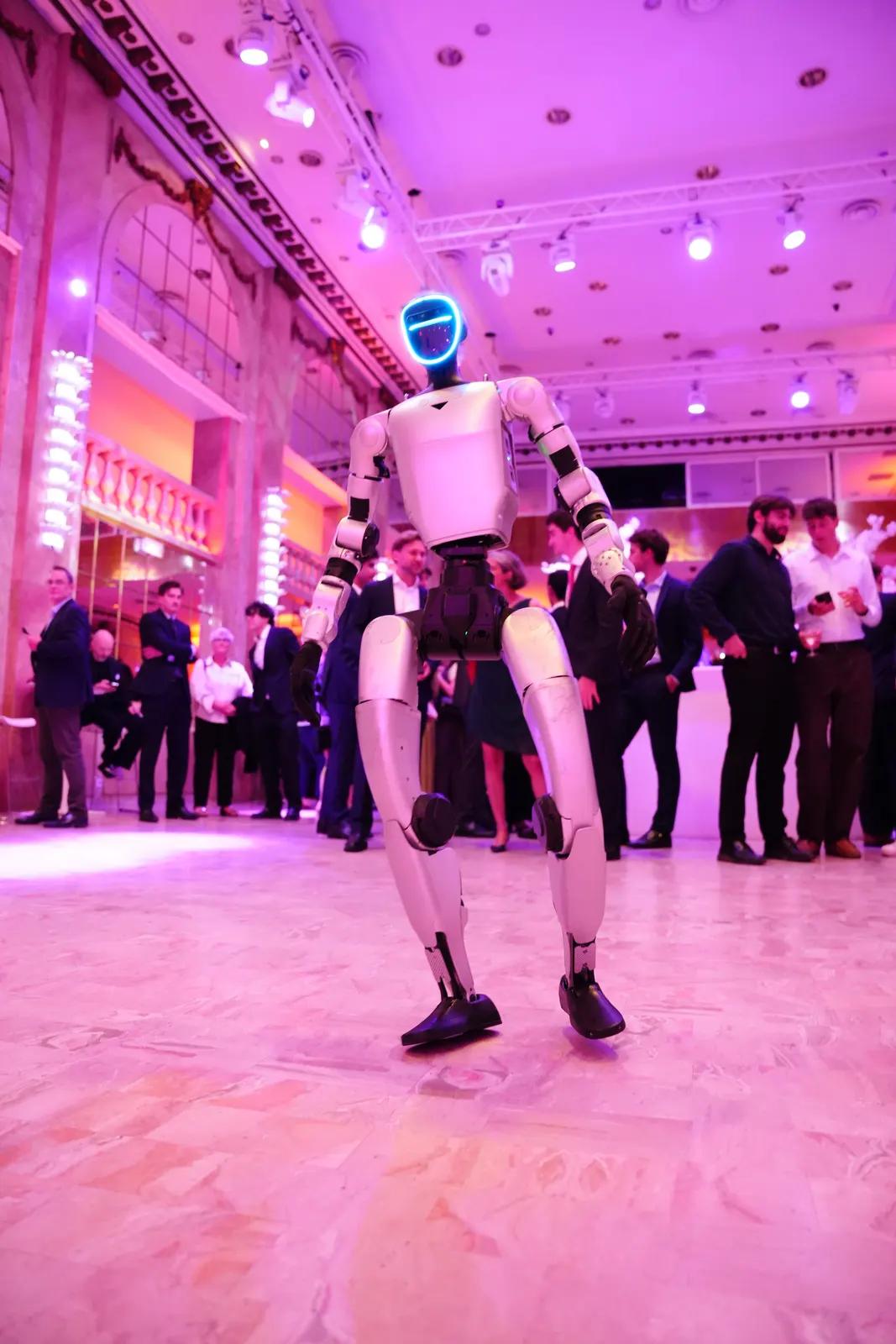 Robot humanoïde Unitree G1 piloté par Libella Robotics sur la piste d'un gala étudiant à Paris