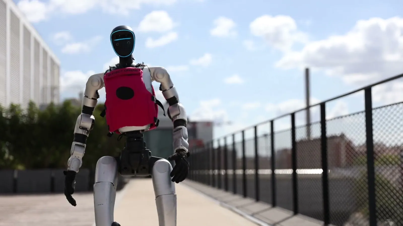 Robot humanoïde Unitree G1 de Libella Robotics marchant sur la terrasse d'une entreprise lors d'une prestation